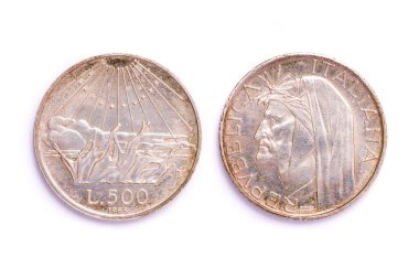 Ön ve arka İtalyan gümüş sikkesi Dante Alglieri 'nin 500 liret görüntüsü. 1965 dolaylarında izole edilmiş beyaz arkaplan