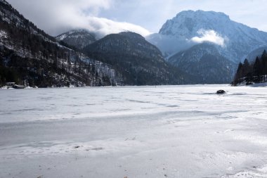 Kışın donmuş Lago del Predil 'in panoraması. Friuli 'de İtalyan Alpleri