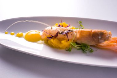 Terbiye edilmiş karides ve mango kremalı yemek. beyaz arkaplan, detay