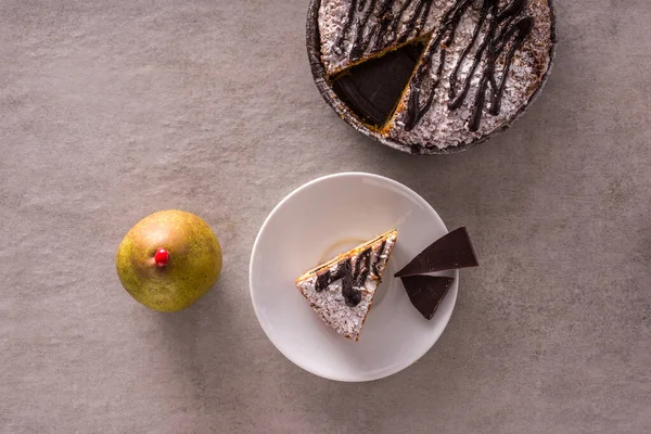Ломтик Груши Шоколадный Торт Ингредиентами Сером Фоне Камня — стоковое фото