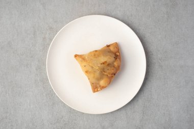Samosa tipik Hint aperatifi. Gri taştan arkaplanı olan tabakta