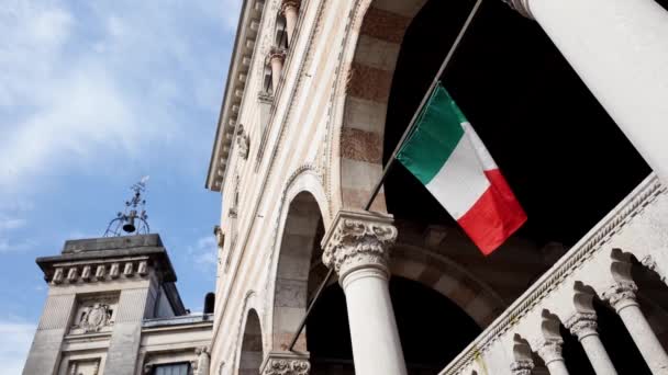 歴史的な建物にぶら下がっているイタリアの旗 イタリアのフリウリ地方ウディネ市のLionelloのLoggia — ストック動画
