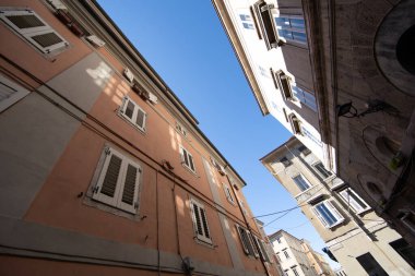 Trieste, İtalya Mart - 02 - 2021. Trieste, tarihi merkezdeki binalara doğru bak.