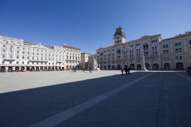 Trieste İtalya Mart - 02-2021 Piazza Unit d 'italia arka planda Trieste belediyesinin belediye binası manzarası