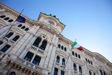 Trieste, İtalya - 02-2021. Trieste belediye binası, İtalya 'nın Trieste' deki birleşmesinin meydanı.