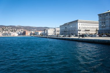 Trieste, İtalya Mart - 02 - 2021. Trieste rıhtımı, arka planda Trieste şehri.