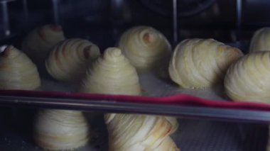 Fırında kruvasan pişirme videosunu hızlandırdı.