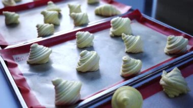 Çiğ kruvasanlı tavalar pişirilmeye hazır.