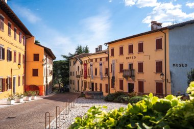 Gorizia, İtalya. 18 Nisan 2022 Gorizia Kalesi 'nin duvarları içindeki antik köy. Friuli.