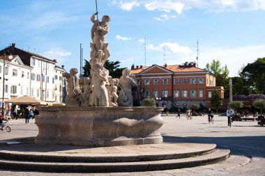 Gorizia, İtalya. 18 Nisan 2022 Neptün Çeşmesi Gorizia 'nın tarihi merkezinde bulunan Piazza della Vittoria' da