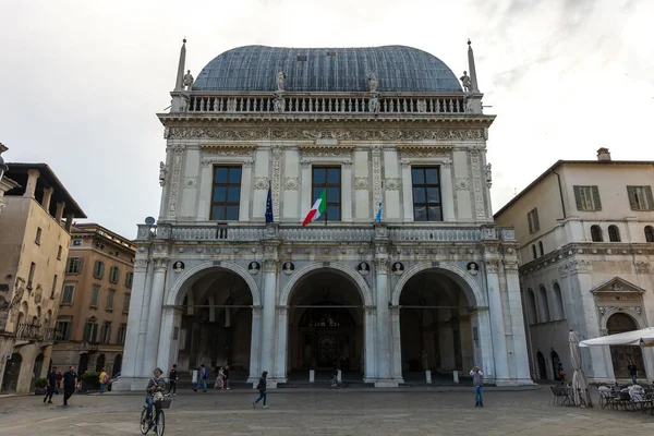 Brescia 'da. İtalya Mayıs 04 _ 2022 Brescia 'daki Piazza della loggia' da Loggia manzarası. Lombardiya