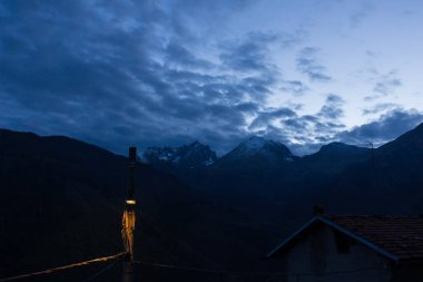 Hava karardığında dağlardaki köyde
