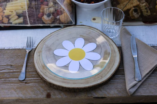 Açık hava partisi için masada tabak var.