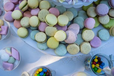 Masanın üzerinde parti şekeri