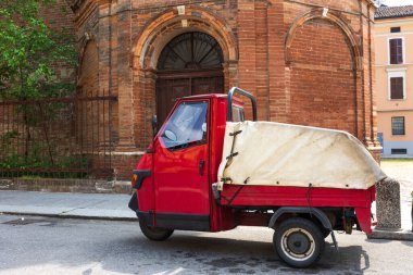 Cremonese İtalya. 4 Mayıs 2022 Klasik İtalyan üç tekerlekli aracı Cremona 'nın tarihi merkezinde