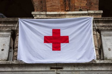 Cremonese İtalya. 4 Mayıs 2022 Cremona 'da İtalyan Kızıl Haçı bayrağı