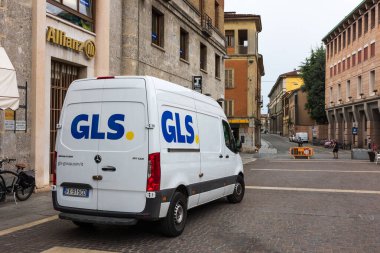 Cremonese İtalya. 04 Mayıs 2022 GLS teslimat minibüsü Cremona 'nın tarihi merkezinde