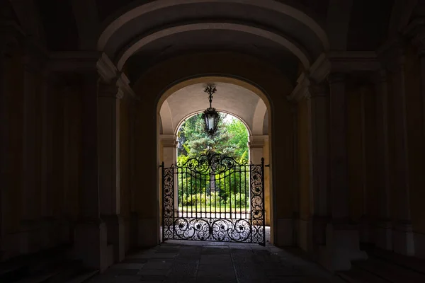 Cremonese İtalya. Mayıs 04: 2022 Tipik İtalyan sarayı girişi