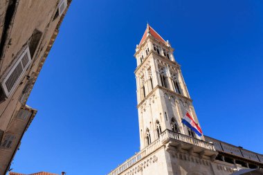 Trogir Hırvatistan. Mayıs 02-2022 Trogir Hırvatistan Saint Lawrence Katedrali çan kulesi