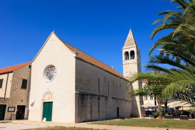 Trogir Hırvatistan. Mayıs 02-2022 Trogir Hırvatistan Kilisesi ve St. Dominic Manastırı