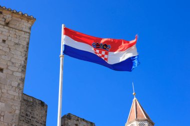Trogir Hırvatistan özellikle mavi arka planda Hırvat bayrağı