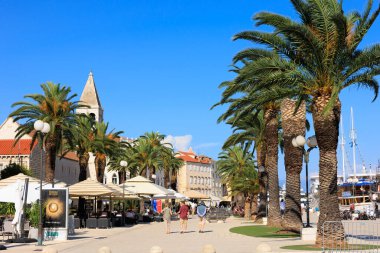 Trogir Hırvatistan. Mayıs 02-2022 Trogir Hırvatistan kıyısı manzarası