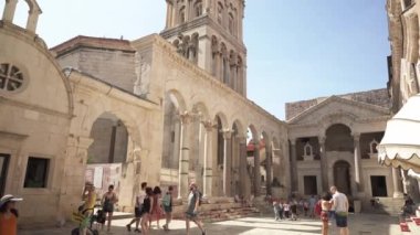 Hırvatistan 'ı bölmek. Mayıs 2022 'de Hırvatistan' ın Split kentindeki Diocletian sarayındaki St. Domus Katedrali 'nin çan kulesinin manzarası