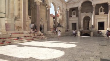 Hırvatistan 'ı bölmek. Mayıs 2022 'de Hırvatistan' ın Split kentindeki Roma İmparatoru Diocletian 'ın antik sarayındaki peristyle görüntüsü
