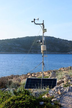 Deniz kenarındaki meteoroloji istasyonu