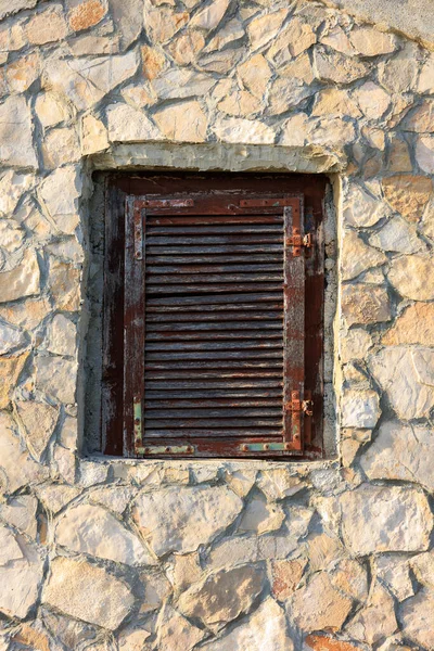 Каменная Стена Старым Деревянным Окном — стоковое фото