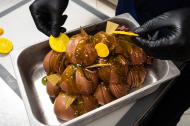 Ev yapımı dondurma hazırlığı. Dondurma küvetini dekore et.