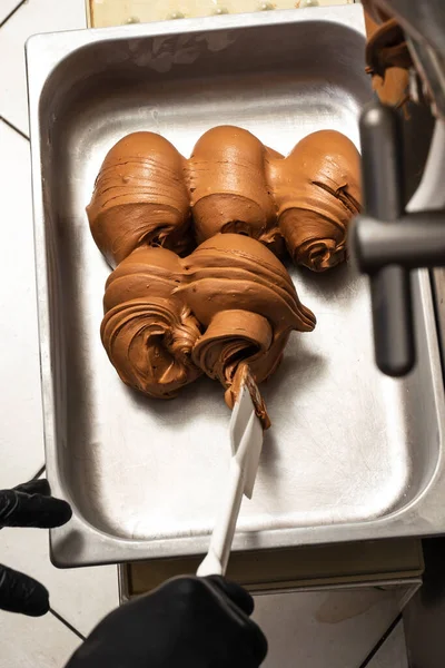 自制的冰淇淋准备工作 将冰淇淋从批处理过的冰箱中取出 放在盘子里 — 图库照片