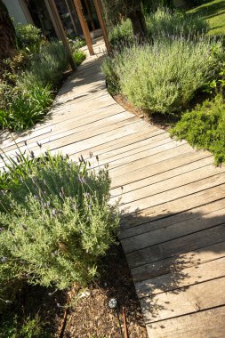 Bahçe yogasında yol