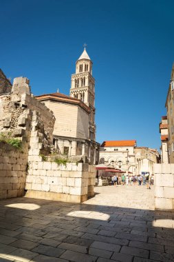 Hırvatistan 'ı bölmek. Mayıs 2022 Split 'teki Diocletian sarayındaki çan kulesinin manzarası