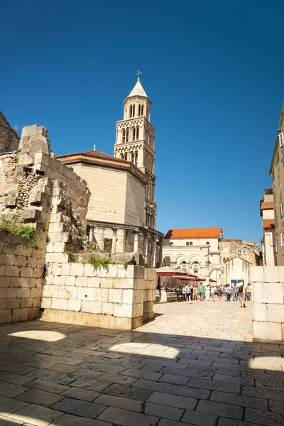 Hırvatistan 'ı bölmek. Mayıs 2022 Split 'teki Diocletian sarayındaki çan kulesinin manzarası