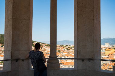 Hırvatistan 'ı bölmek. Mayıs 2022 Diocletian sarayındaki çan kulesinin içinden