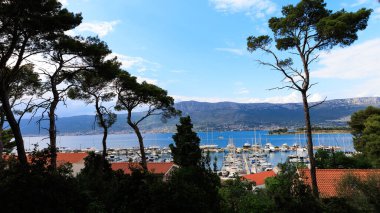 Hırvatistan 'ı bölmek. Mayıs 2022 'de Split' teki körfez manzarası
