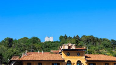 Monfalcone İtalya. 26-2022 Haziran Monfalcone şehir merkezinden kalenin görüntüsü