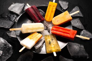 Karışık meyveli dondurma tabağı