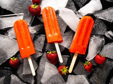 Donmuş arka planda çilekli dondurma.