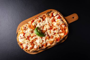 Siyah taş arka planda margherita pinsa