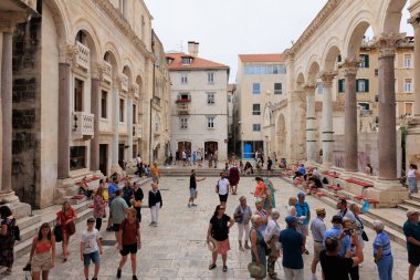 Hırvatistan 'ı bölmek. Mayıs 2022 'de Diocletian Sarayı' nın eski Split kasabası içindeki peristil manzarası