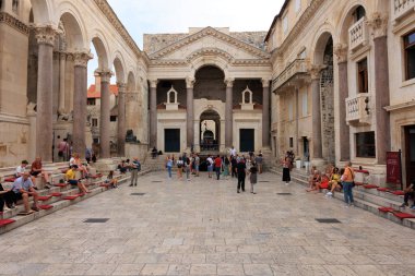 Hırvatistan 'ı bölmek. Mayıs 2022 'de Diocletian Sarayı' nın eski Split kasabası içindeki peristil manzarası