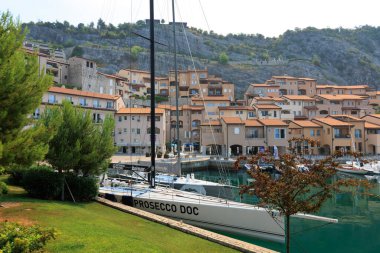 Portopiccolo Sistiana. Duino. İtalya 21 Temmuz 2022 Portopiccolo 'da binalar ve tekneler