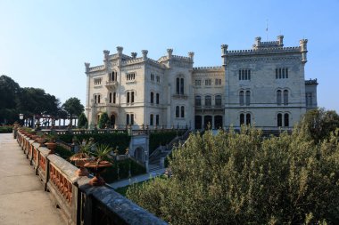 Grignano Miramare _ italy. Temmuz 21 _ 2022 Trieste 'deki Miramare şatosunun manzarası