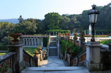 Grignano Miramare _ italy. Temmuz 21 _ 2022 Trieste 'deki Miramare şatosuna giden dış merdiven