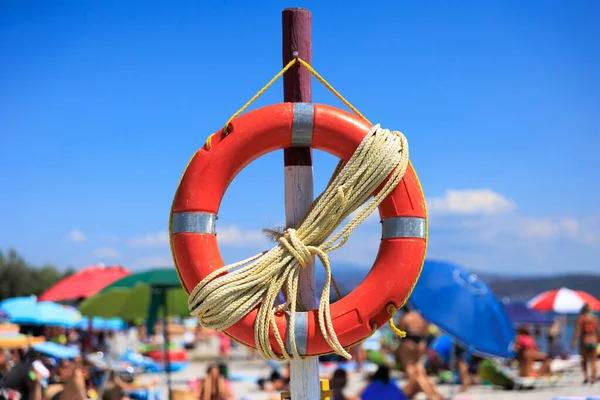 Sahilde can kurtaran şamandırası.