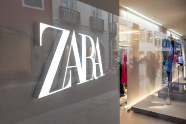 Udine İtalya _ 06 Ağustos 2022 Zara marka giysiler mağaza vitrininin arkasında