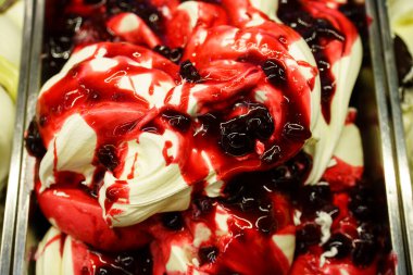 Sanatsal ekşi vişneli dondurma. Yaklaş.