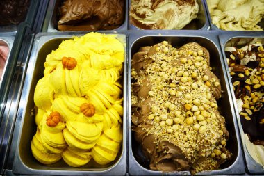 Balkabağı ve fındıklı dondurma küvetleri